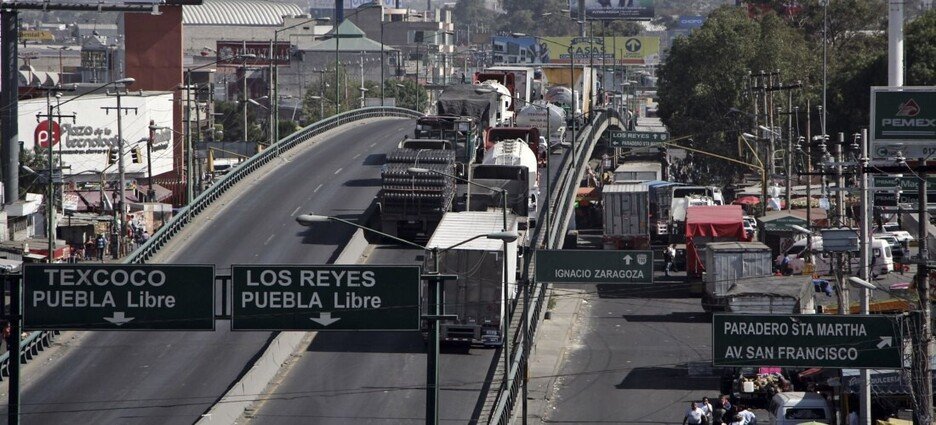Transportistas bloquean autopistas en el Edomex