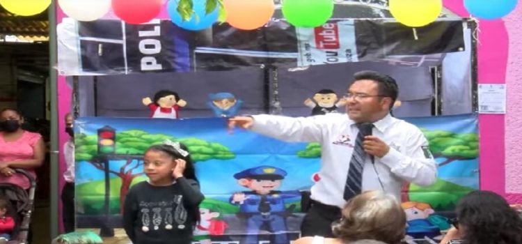 Policía de Neza enseña a niños primeros auxilios con teatro guiñol