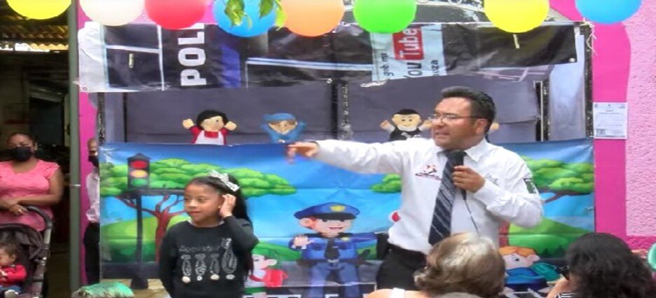 Policía de Neza enseña a niños primeros auxilios con teatro guiñol