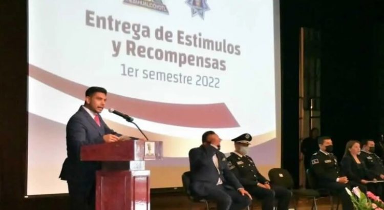Entregan estímulo económico a la labor de la policía municipal en Neza