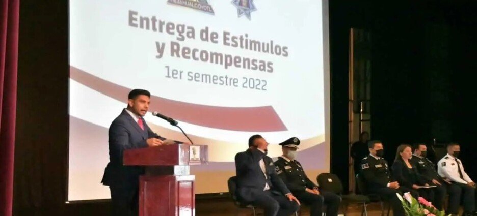 Entregan estímulo económico a la labor de la policía municipal en Neza
