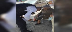 Policías ayudan a abuelita extraviada en "Neza"