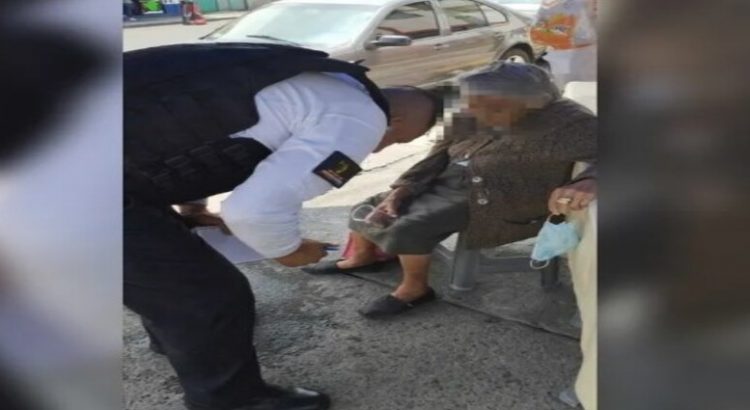 Policías ayudan a abuelita extraviada en “Neza”