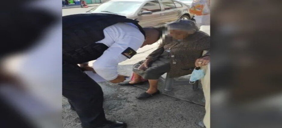 Policías ayudan a abuelita extraviada en "Neza"