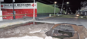 Se forma socavón gigante en colonia La Perla, Nezahualcóyotl