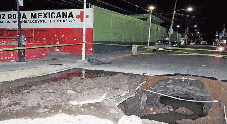 Se forma socavón gigante en colonia La Perla, Nezahualcóyotl