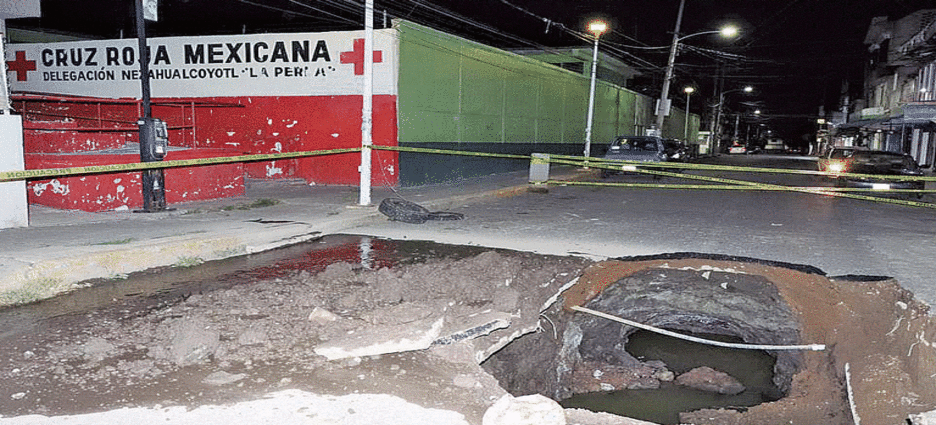 Se forma socavón gigante en colonia La Perla, Nezahualcóyotl