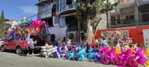 La calle de las piñatas en Neza