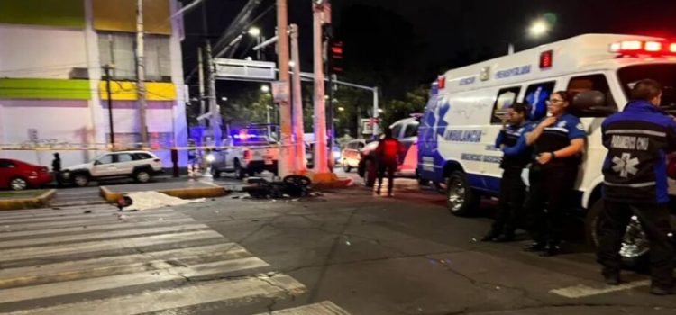 Ambulancia embiste y mata a motociclista que jugaba carreritas en Neza