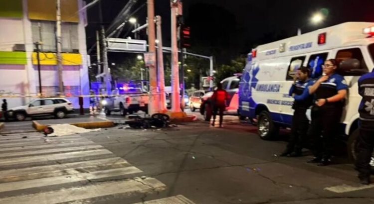 Ambulancia embiste y mata a motociclista que jugaba carreritas en Neza