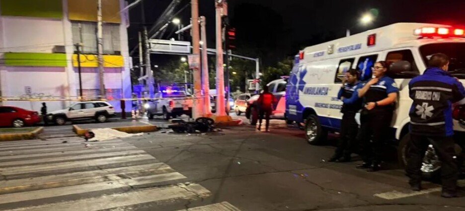 Ambulancia embiste y mata a motociclista que jugaba carreritas en Neza