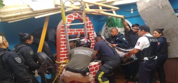 Policía y joven quedan atrapados en pozo de agua en Neza