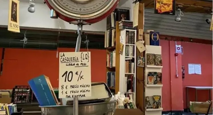 Vende tienda los libros según lo que pesen