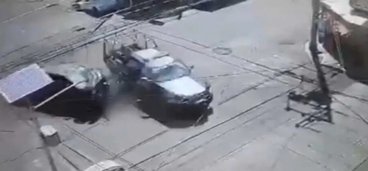Patrullas chocan en calles de Neza; una de ellas volcó