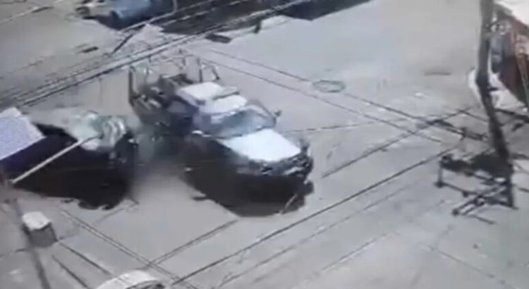 Patrullas chocan en calles de Neza; una de ellas volcó