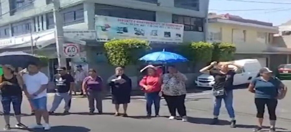 Bloquean Palacio Municipal por falta de agua en Nezahualcóyotl