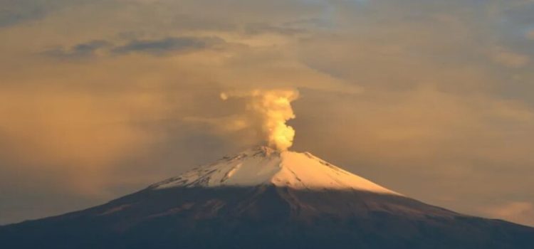 Volcán Popocatépetl inicia julio explusando ceniza en Edomex y Puebla