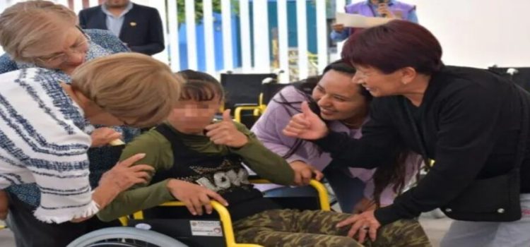DIF y CRIT entregan sillas de rueda a niños de escasos recursos en Neza