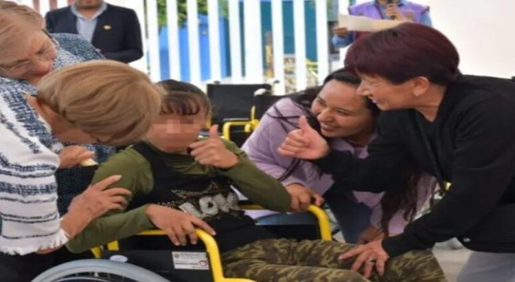 DIF y CRIT entregan sillas de rueda a niños de escasos recursos en Neza