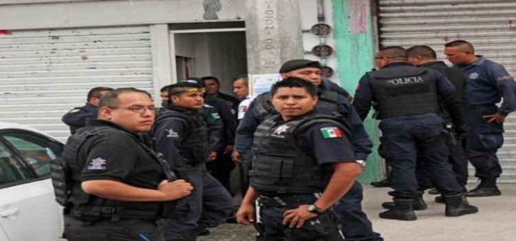 Policías atemorizan a pobladores en Neza