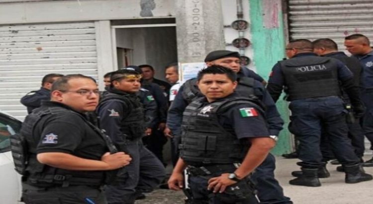 Policías atemorizan a pobladores en Neza