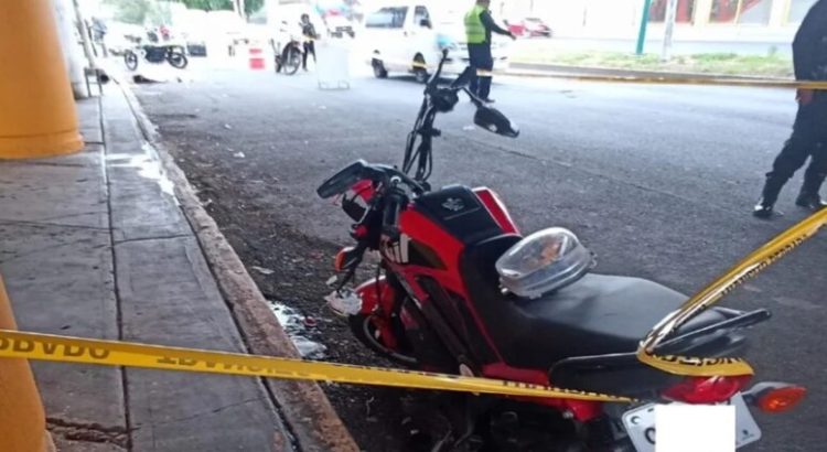 Motociclista muere tras derrapar en el asfalto frente a Metro de Neza