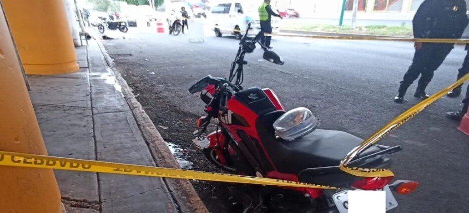Motociclista muere tras derrapar en el asfalto frente a Metro de Neza