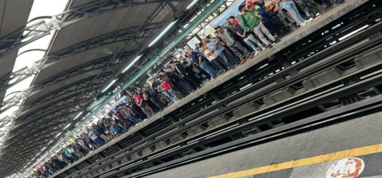 Hombre se arroja a las vías en la Línea B en Neza