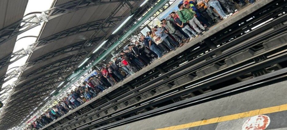 Hombre se arroja a las vías en la Línea B en Neza