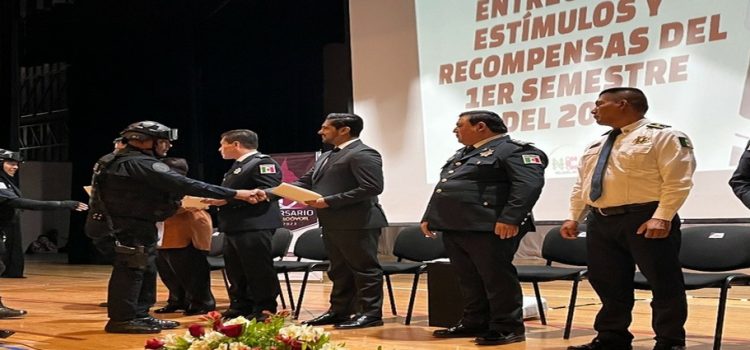 Otorgan estímulos económicos a policías de Nezahualcóyotl
