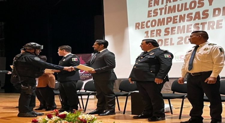 Otorgan estímulos económicos a policías de Nezahualcóyotl