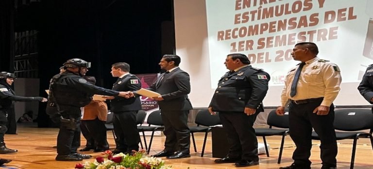 Otorgan estímulos económicos a policías de Nezahualcóyotl