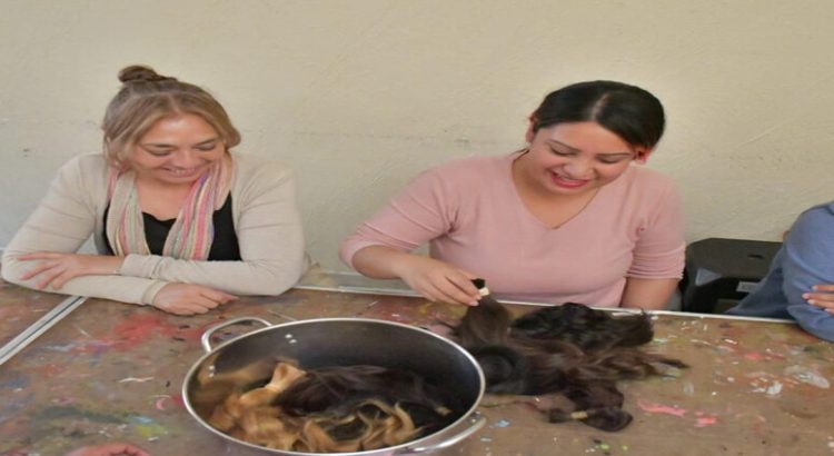Mujeres de Nezahualcóyotl se suman para crear pelucas oncológicas