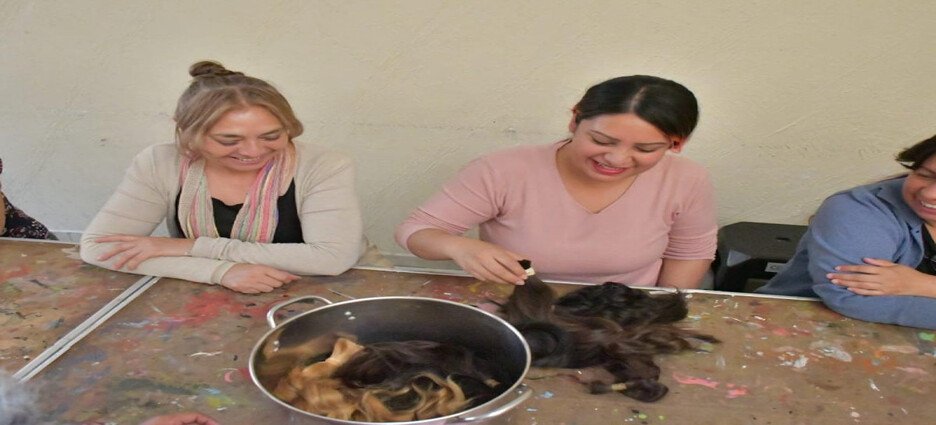 Mujeres de Nezahualcóyotl se suman para crear pelucas oncológicas