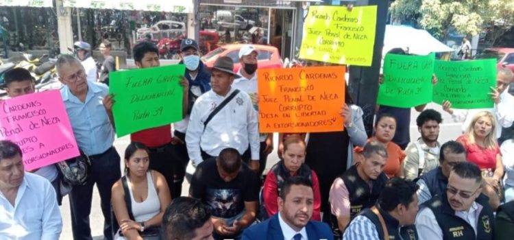 Transportistas acusan a juez de proteger red de extorsión en Neza