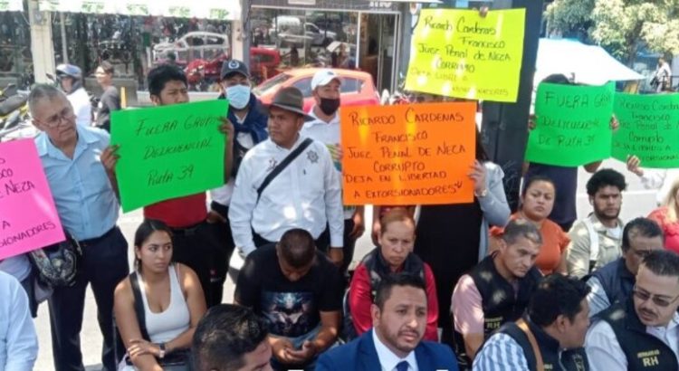 Transportistas acusan a juez de proteger red de extorsión en Neza