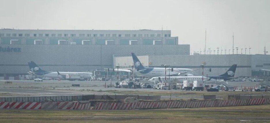 Policías de Neza se enfrentan a balazos con civiles en estacionamiento del AICM