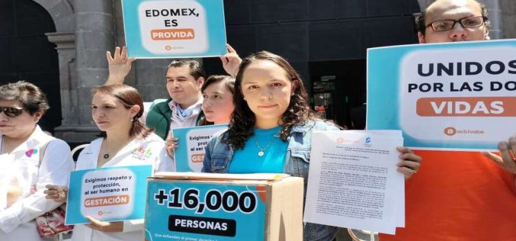 Grupos anti-aborto entregan 16,000 firmas a legisladores de Edomex