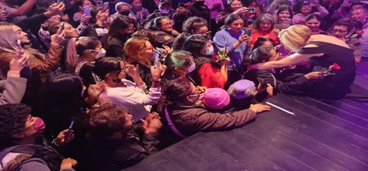 Alexandra Gravas interpretó por primera vez el Himno del Estado de México en Neza