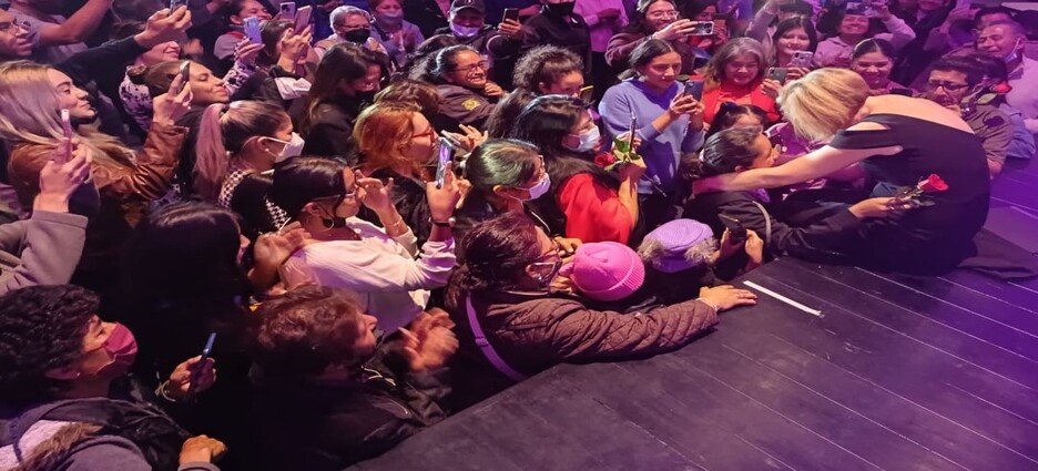 Alexandra Gravas interpretó por primera vez el Himno del Estado de México en Neza