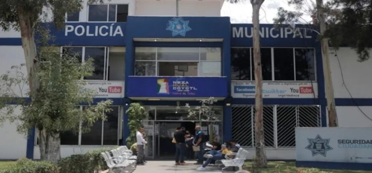 Policía es despojado de su arma y acuchillado en Neza