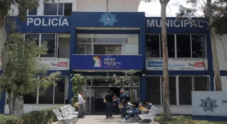 Policía es despojado de su arma y acuchillado en Neza