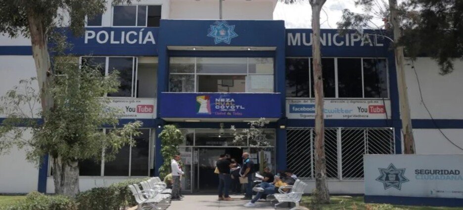 Policía es despojado de su arma y acuchillado en Neza