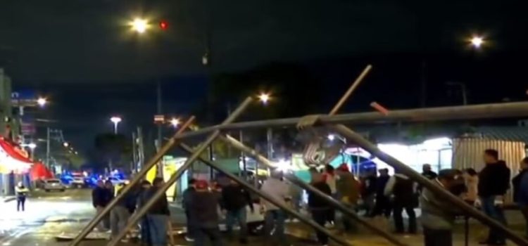 Retiran puestos de comida ubicados en los límites de Iztacalco, Iztapalapa y Neza