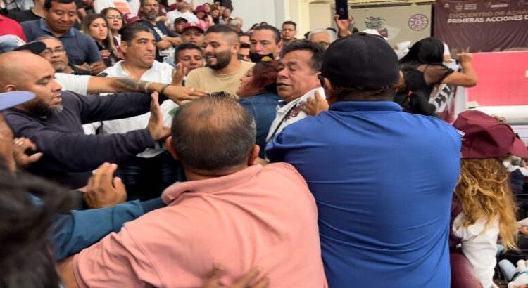 Octavio Martínez presentó denuncia ante Fiscalía de Edomex tras agresiones en gira de Delfina Gómez