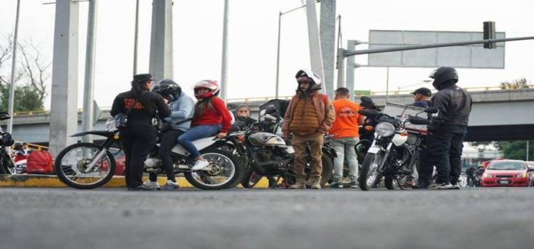 Implementan operativo para promover uso de casco en motociclistas en Neza