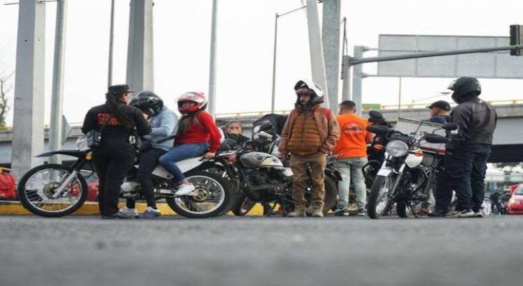 Implementan operativo para promover uso de casco en motociclistas en Neza