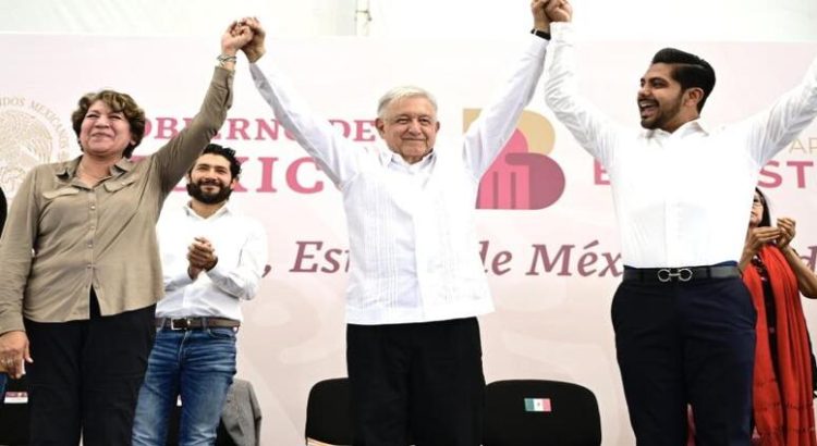AMLO y Delfina Gómez anuncian incremento de salario mínimo para maestras y maestros durante vista por Neza