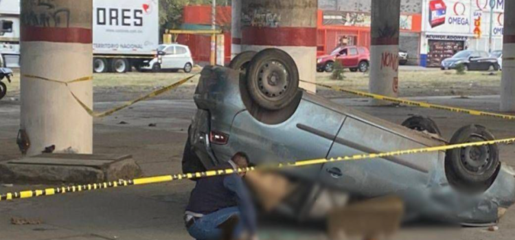 Conductor murió tras volcar su vehículo en avenida Central en Nezahualcóyotl