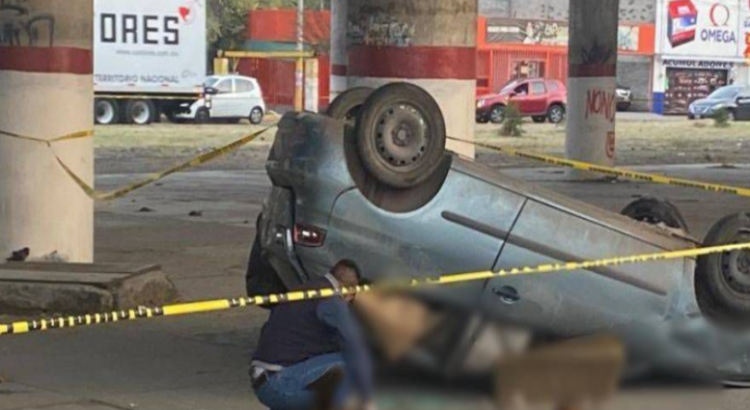 Conductor murió tras volcar su vehículo en avenida Central en Nezahualcóyotl